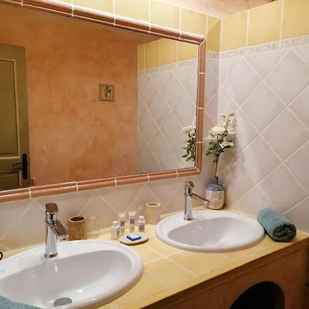 Guest house La Bastide Des Amouriers Caumont-sur-Durance